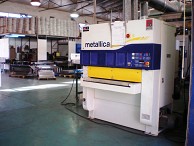 ארבל תעשיות מתכת - מכונת ליטוש תוצרת CB איטליה, 2 תחנות השחזה + גליל מברשת רוחב ליטוש 1,100 מ"מ